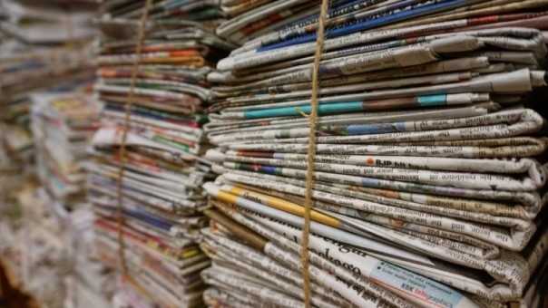 Jornais em 2021: impresso cai 13%; digital sobe 6%